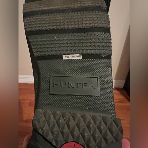 Men’s Original Hunter Chelsea Boots (Size 9) - Dark Olive (Only Worn Once) - Picture 6 of 7